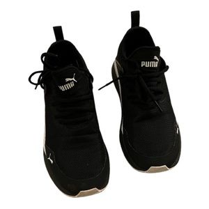Women’s Puma  Black Tennis Shoes Size 8 in Excellent Used Condition